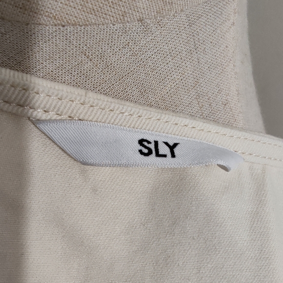 Dungaree ruffle blouse - Picture 9 of 10